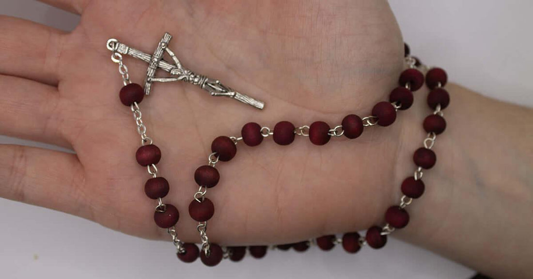 Comment utiliser un chapelet chrétien en 6 étapes ? - Bijoux Croix