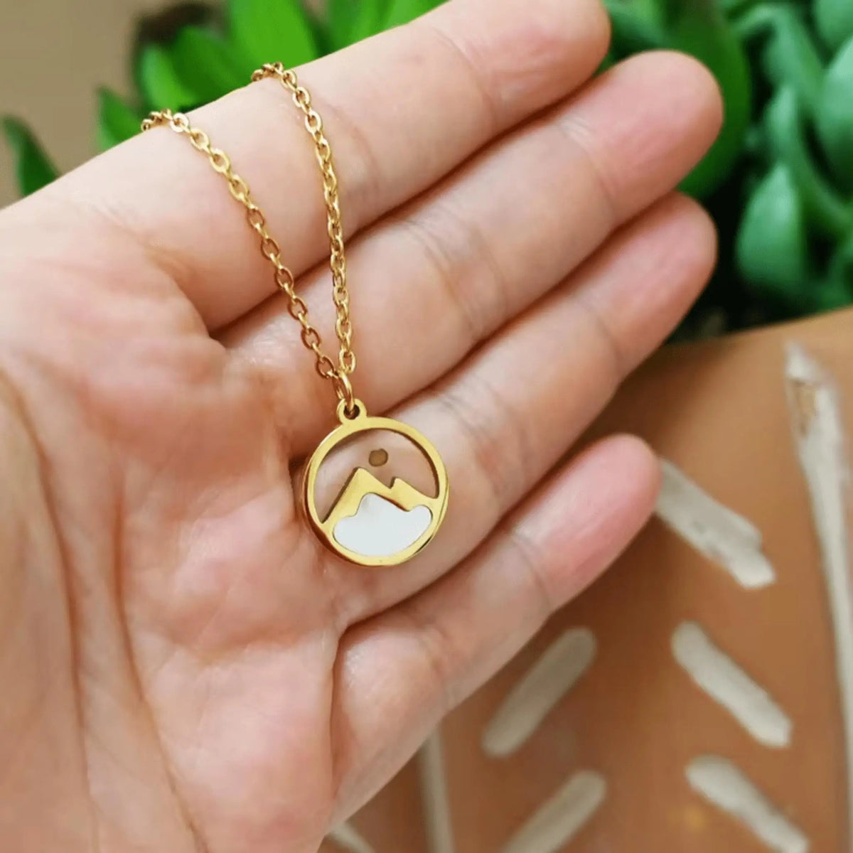 La parabole de la graine de moutarde : quand la plus petite semence devient un arbre de foi - Bijoux Croix
