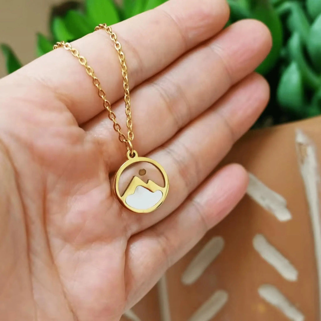 La parabole de la graine de moutarde : quand la plus petite semence devient un arbre de foi - Bijoux Croix