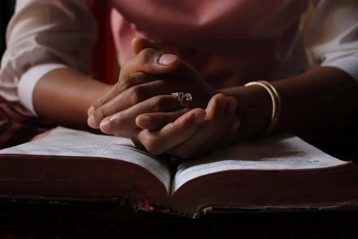 Les Femmes dans la Bible : Symboles de Foi, de Courage et de Grâce - Bijoux Croix