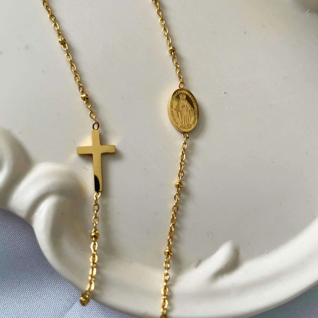 Médaille de la Vierge Marie : Signification et pouvoir de protection maternelle - Bijoux Croix
