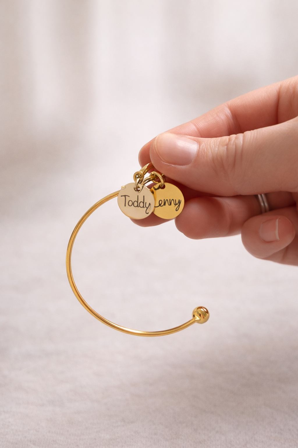 Bracelet jonc Cœur avec médaille à graver et croix en nacre