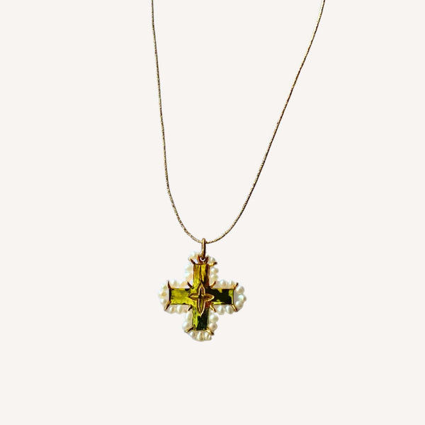 Collier Tiana – Croix plaquée or et perles d'eau douce - en Cordon Lurex ou Chaîne Plaquée Or - Vue secondaire