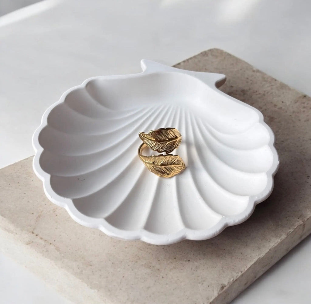 Détails et finitions de la Bague Feuilles Dorée en acier inoxydable et plaqué or