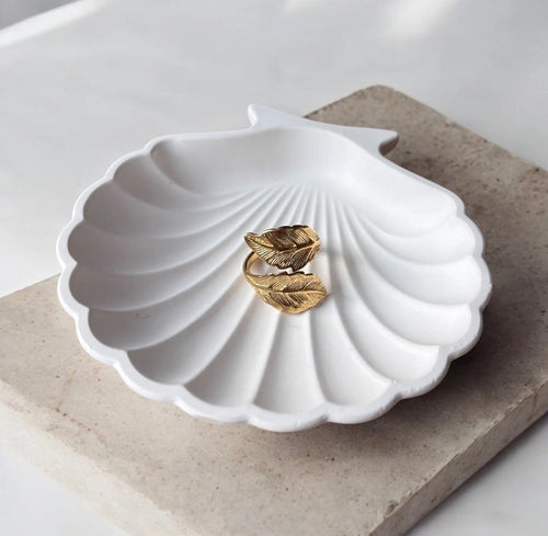 Détails et finitions de la Bague Feuilles Dorée en acier inoxydable et plaqué or
