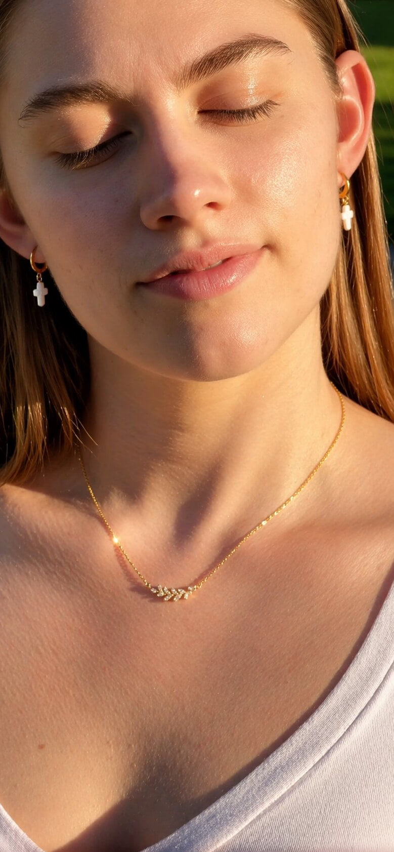 BOUCLES OREILLES CROIX NACRE PORTEES PAR MANNEQUIN 