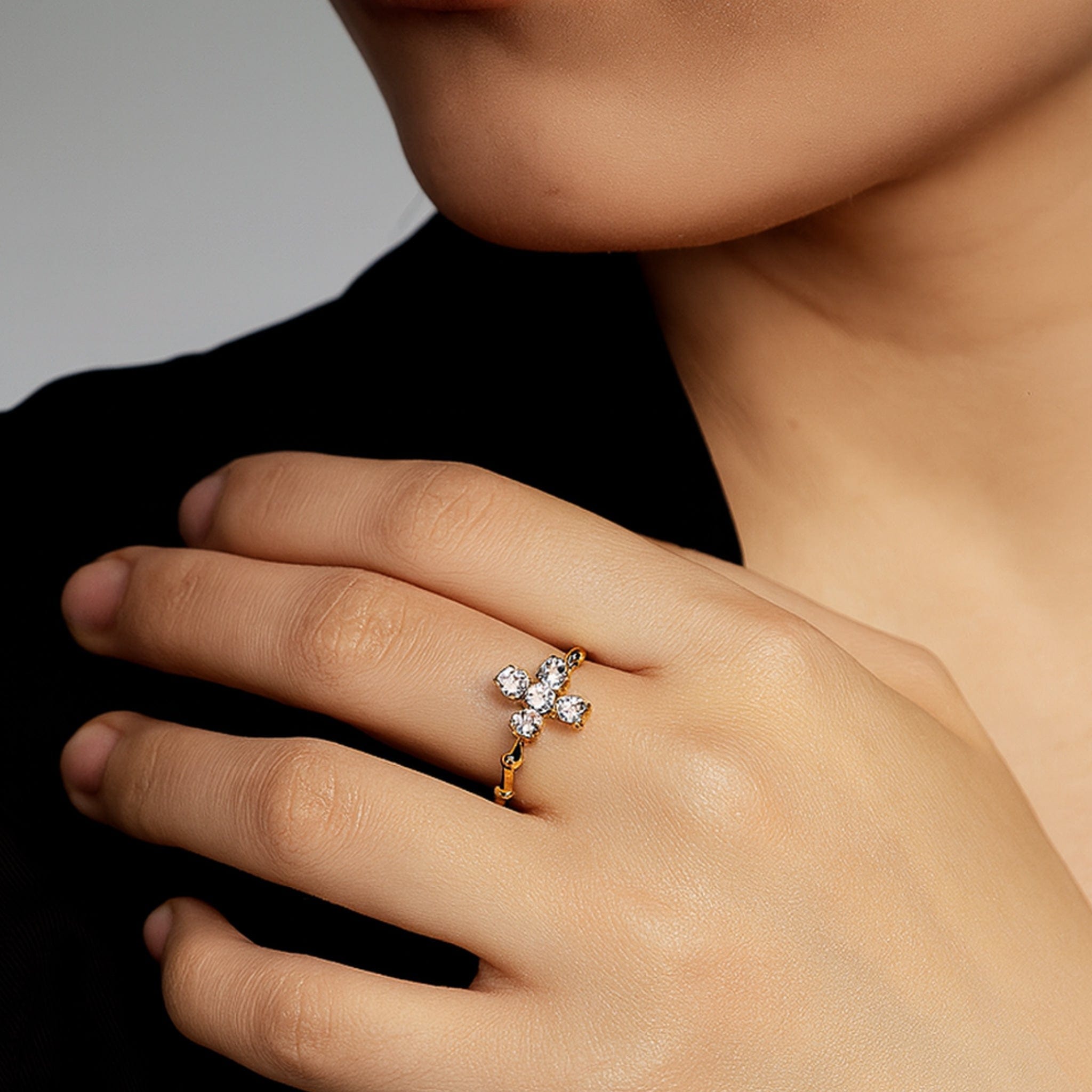 Bague croix dorée femme avec zircons