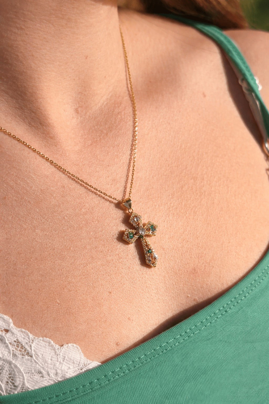 Collier Croix Templière porté au soleil