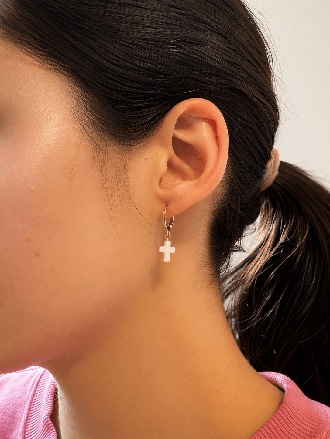 Boucles d'oreilles Croix Nacre porté sur oreille