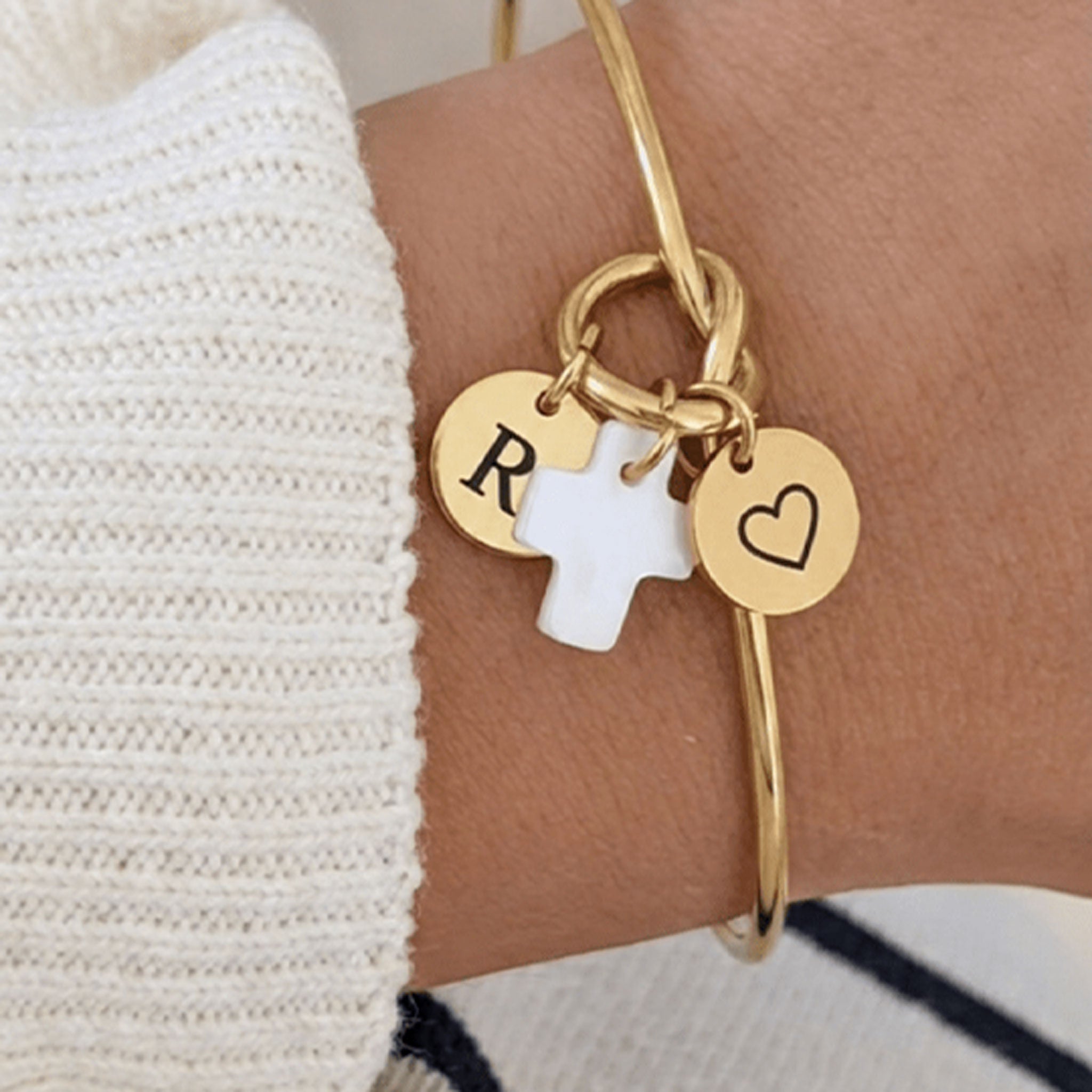 Bracelet jonc Cœur avec médaille à graver et croix en nacre