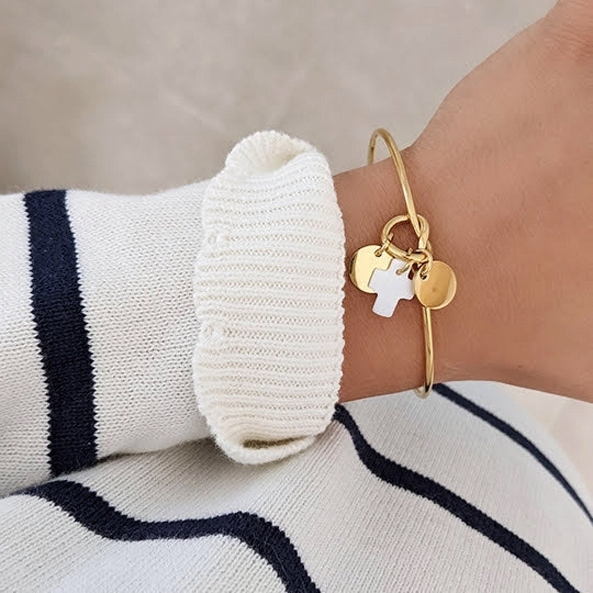 Bracelet jonc Cœur avec médaille à graver et croix en nacre