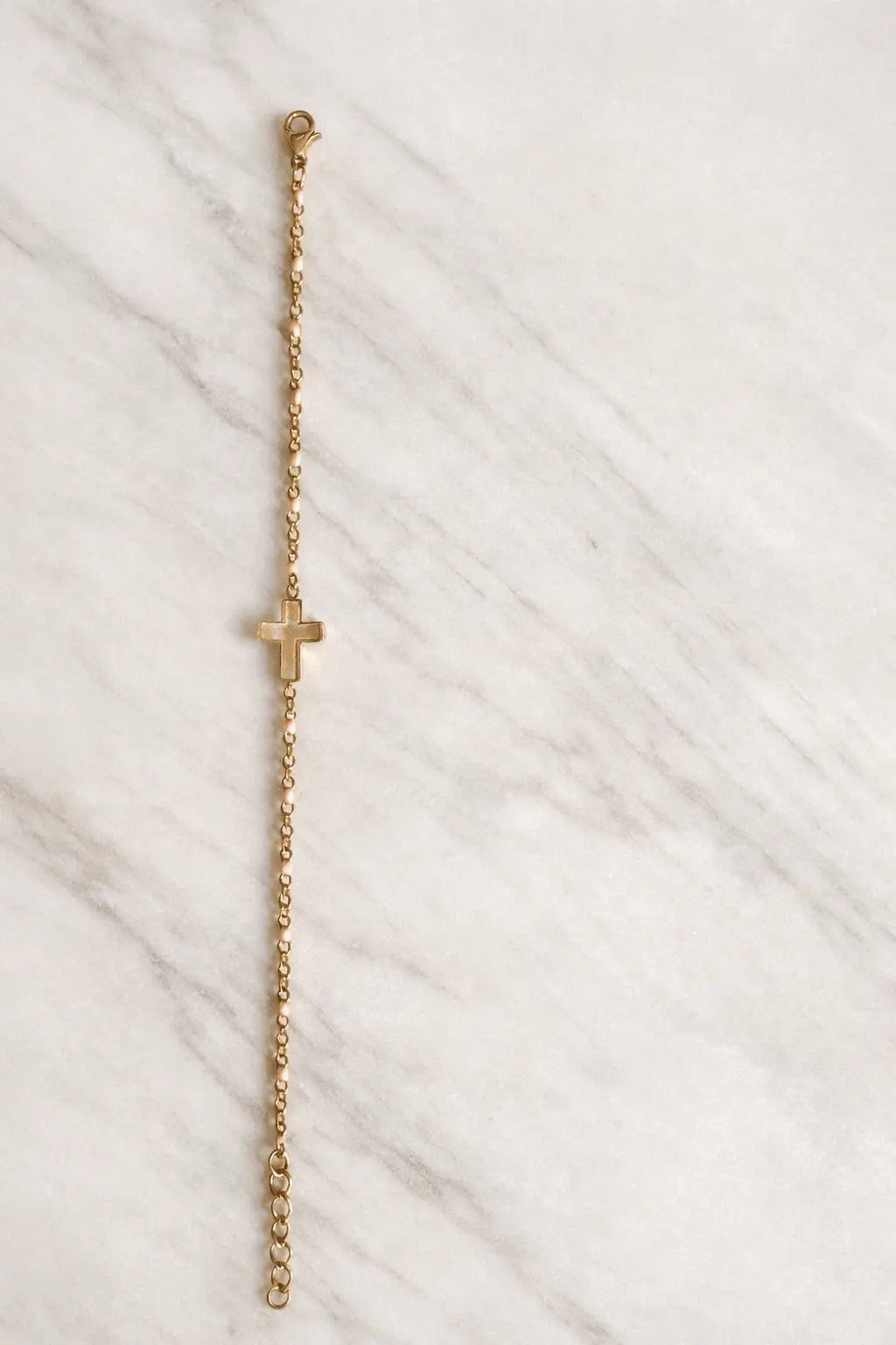 Bracelet croix fine Chemin de Foi sur chaîne délicate dorée
