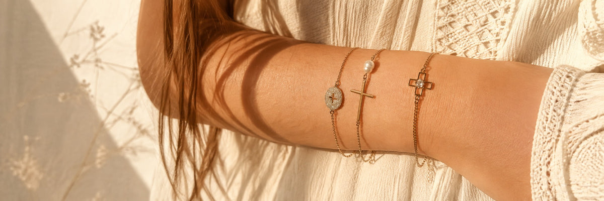 Bracelets croix élégants portés par une femme 