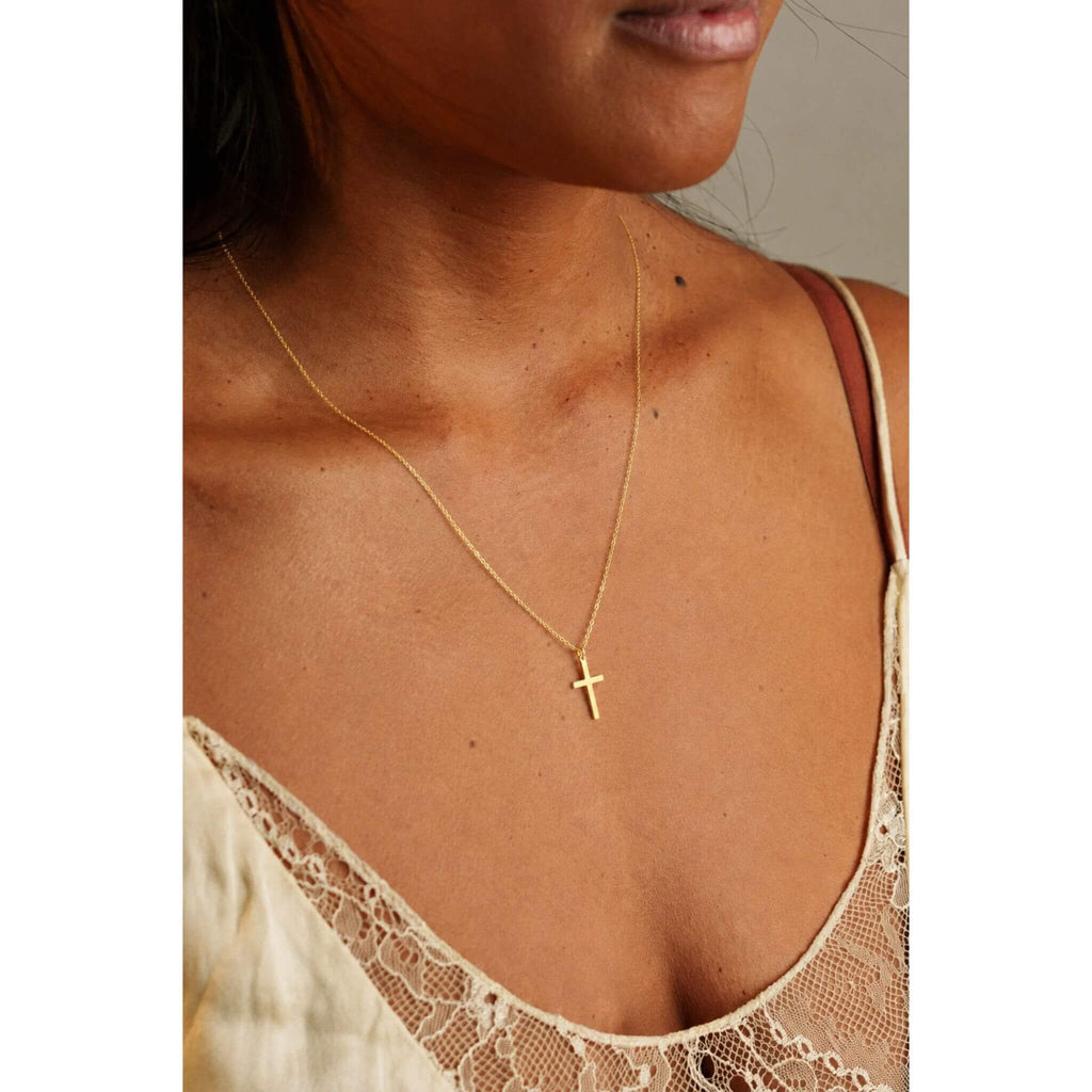 Collier croix ADONAI or porté au cou