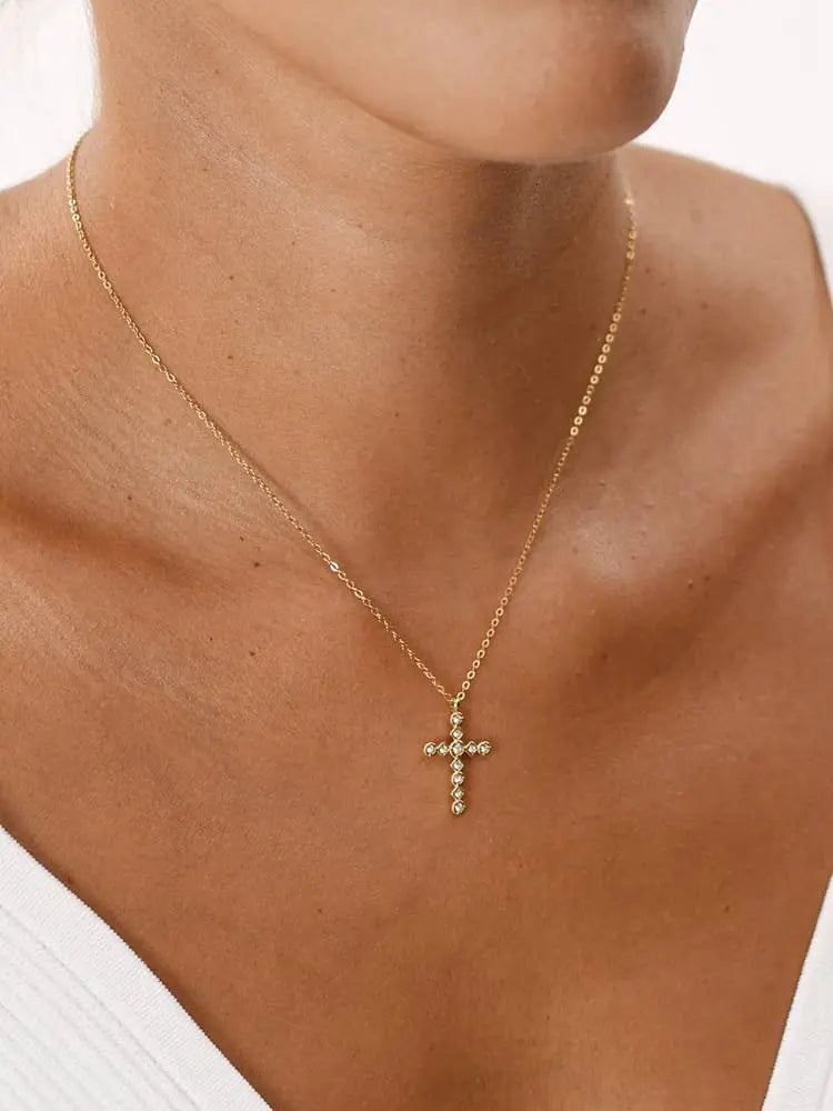 Collier Croix Selah porté sur mannequin