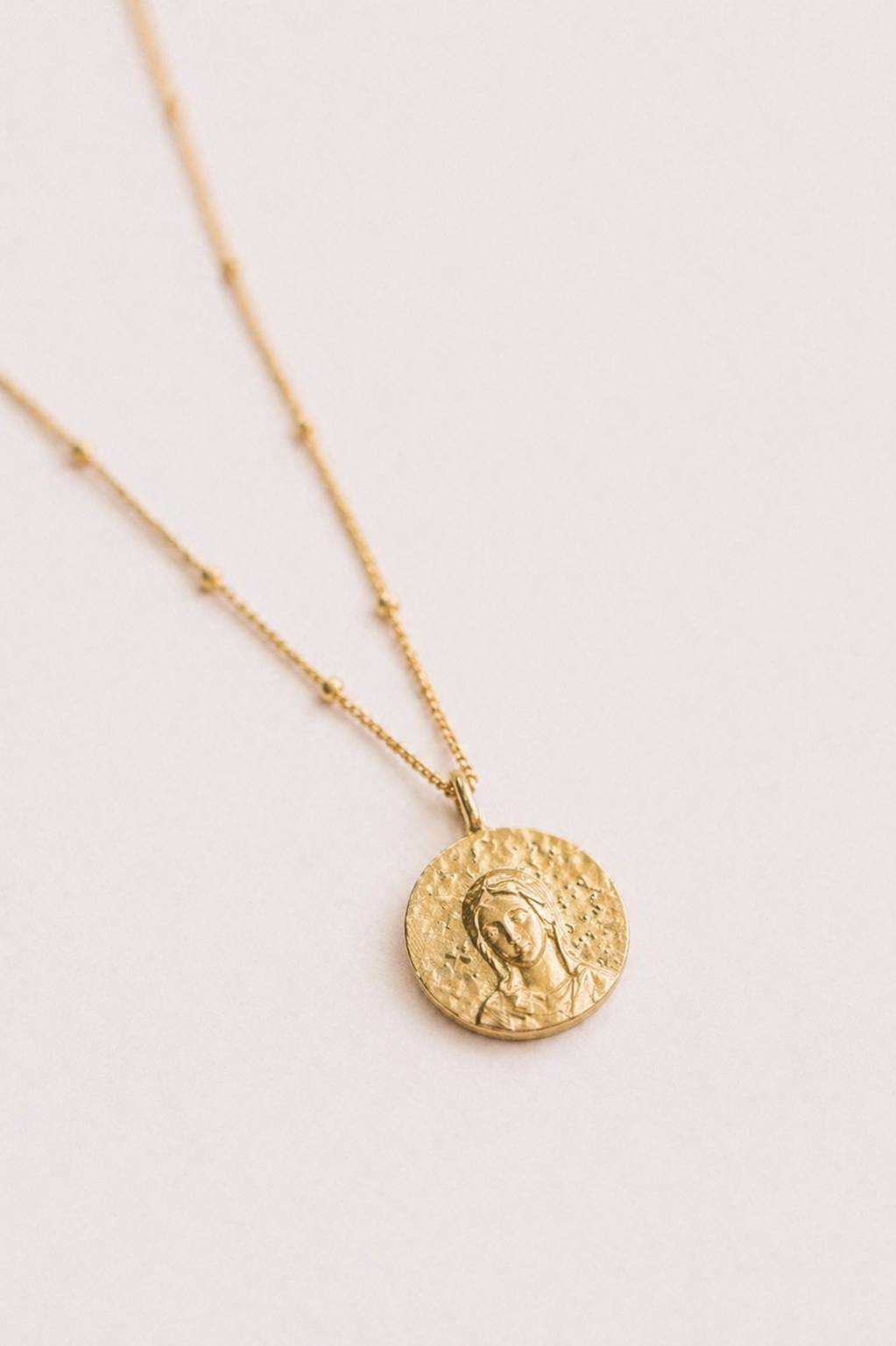 Collier Vierge Marie doré Totus Tuus médaille recto visage Vierge Marie bijou chrétien élégant