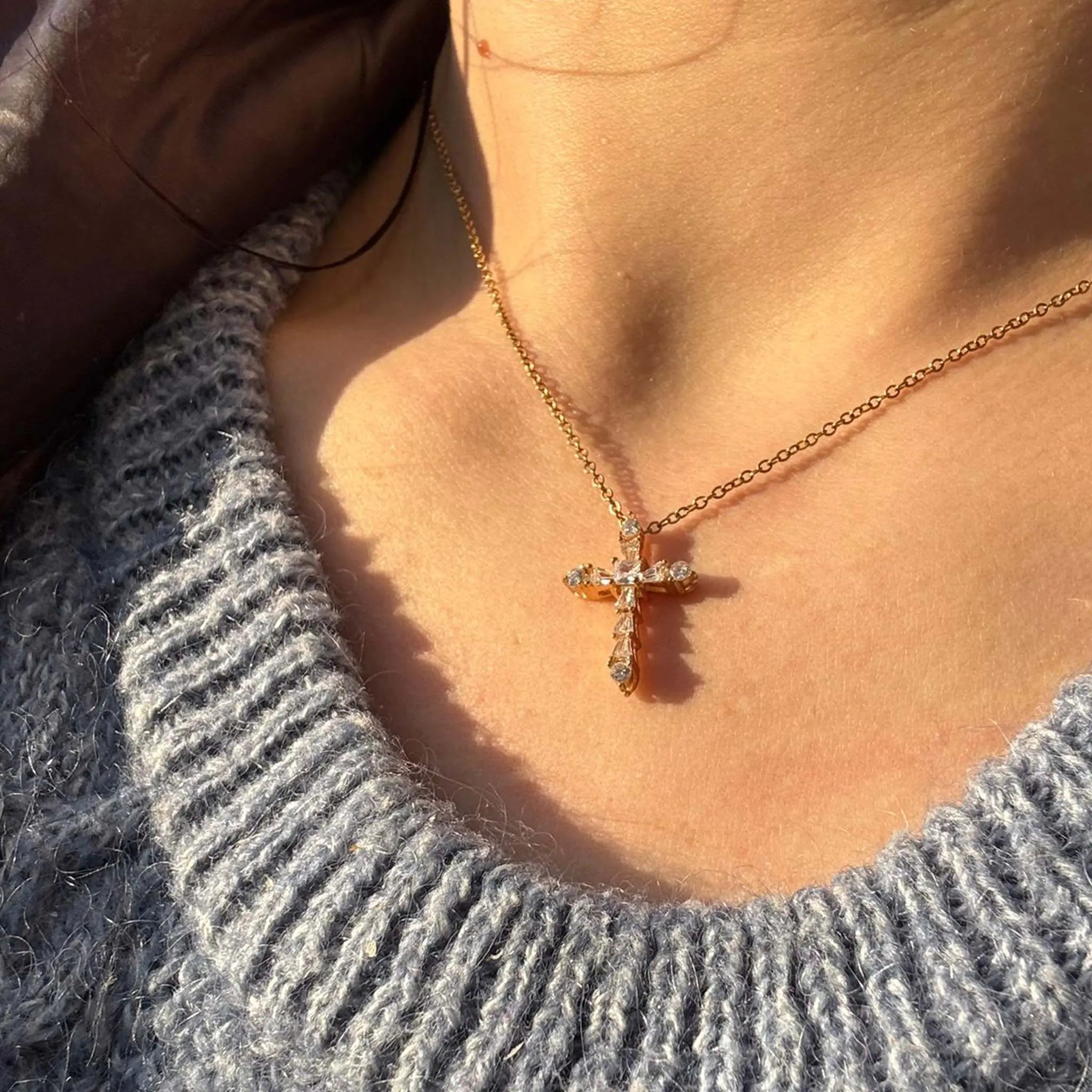 Collier croix Moriah porté sur cou