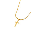 Gros plan pendentif crucifix or en acier inoxydable or 18K