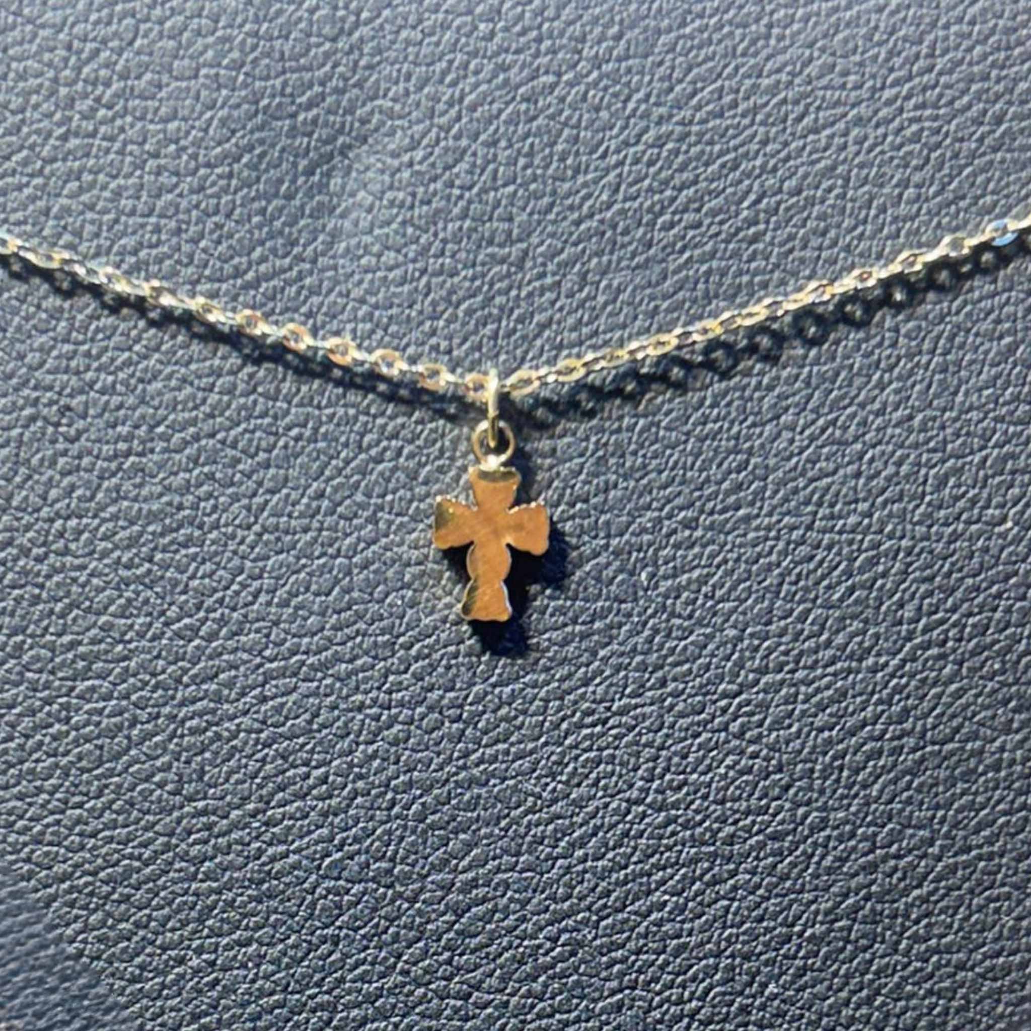 Zoom sur Collier croix discrétion 