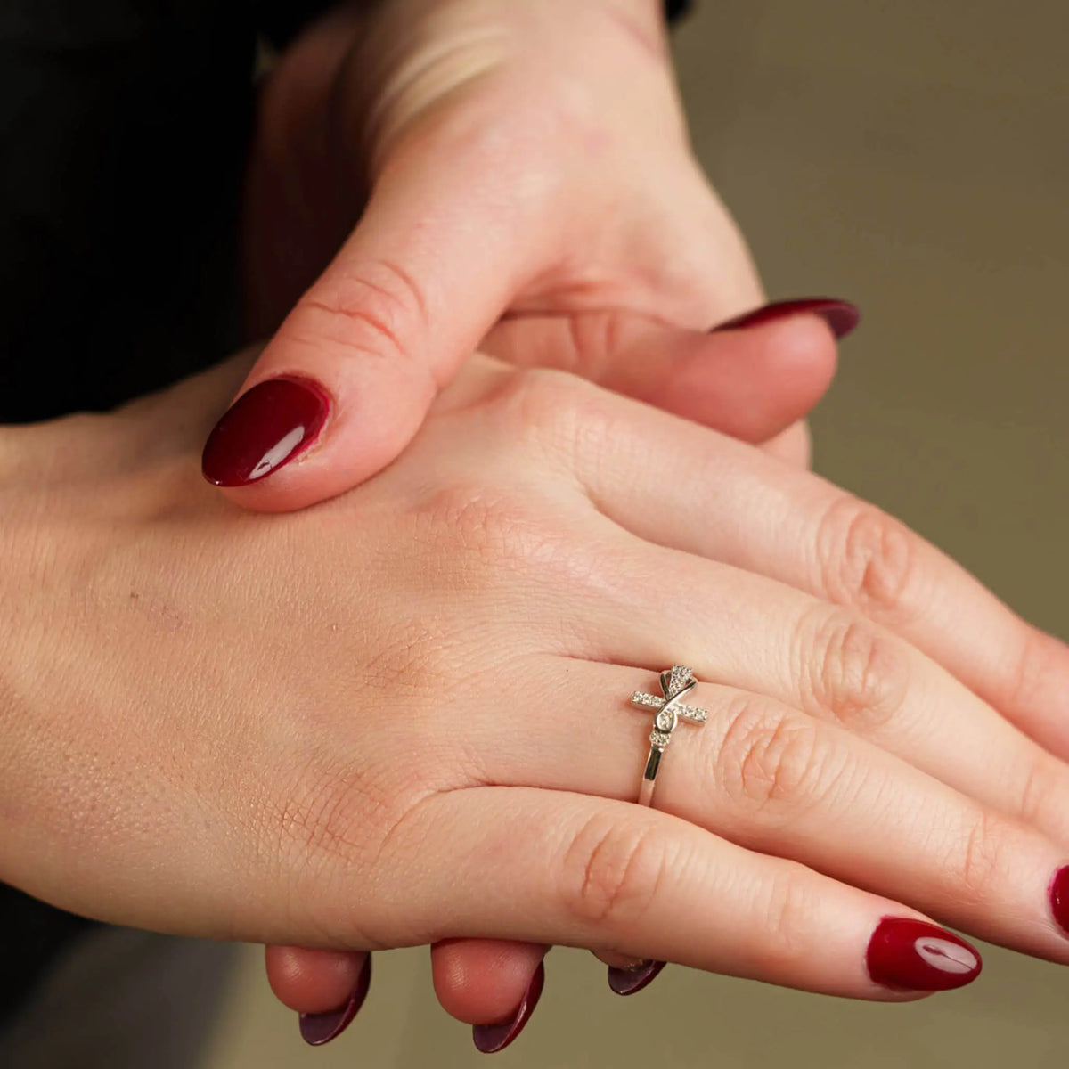 Bague Salomé croix infini argent portée à la main