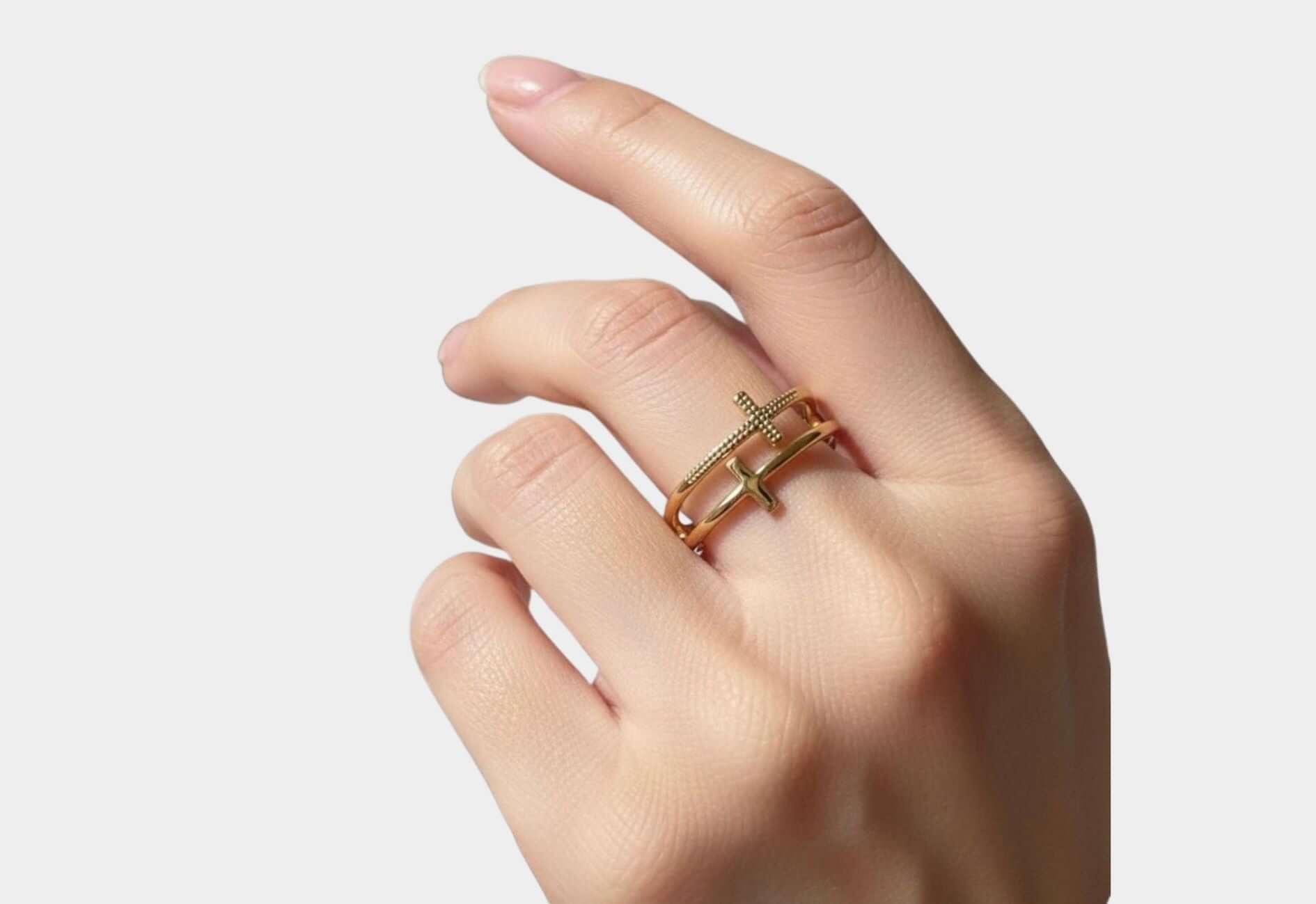 Bague Croix Anaëlle portée sur doigt