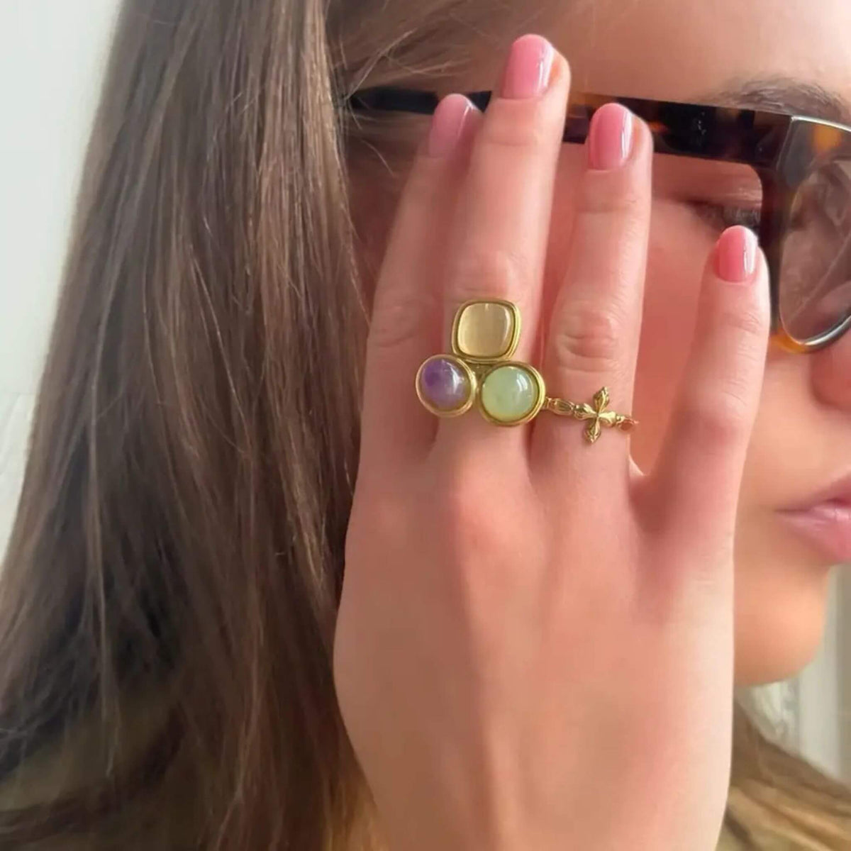 Détail de la croix grecque sur bague ouverte ajustable
