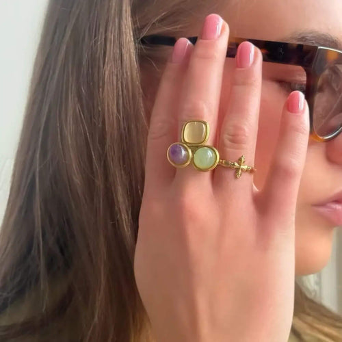 Détail de la croix grecque sur bague ouverte ajustable