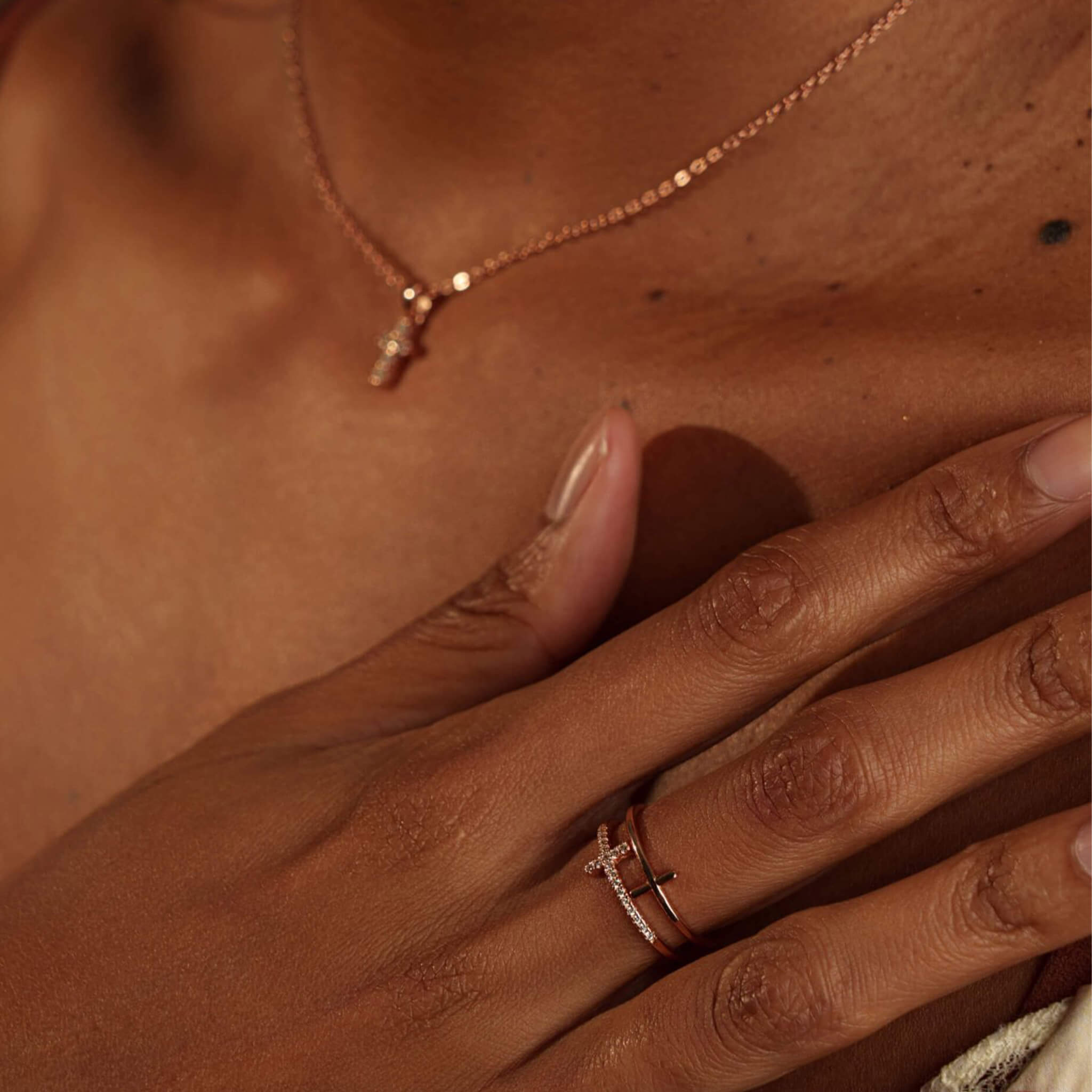 Bague Maël Minimaliste en Argent 925 - Finition Or Rose portée