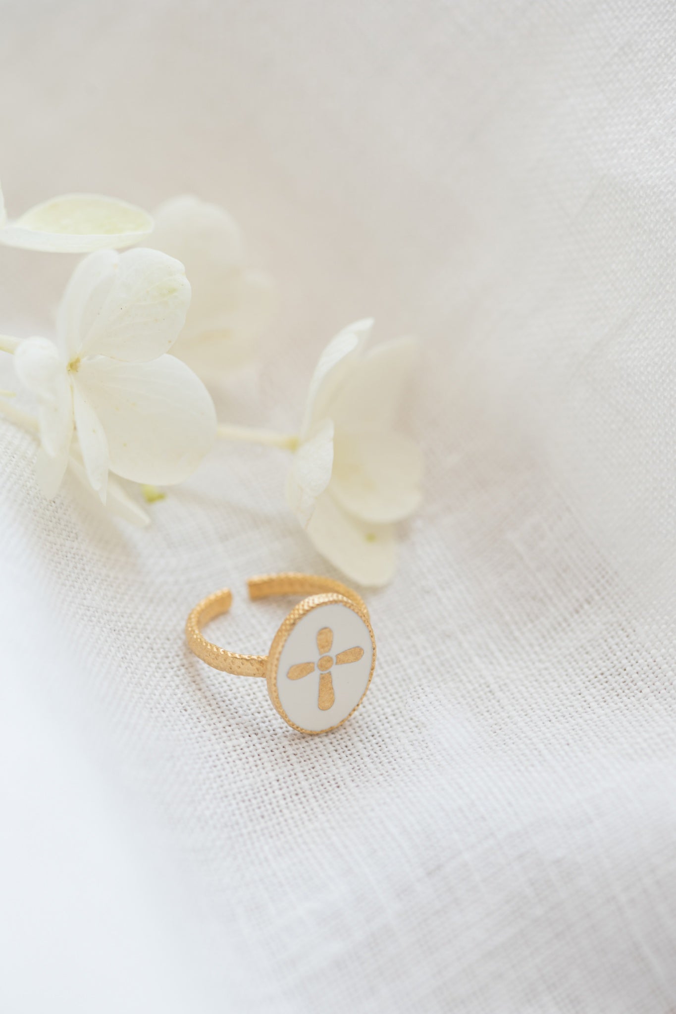 Bague Croix Nacrée sur drap