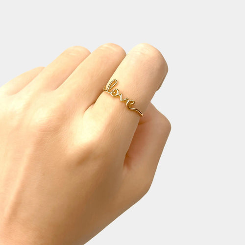 Bague Love, bijou chrétien symbole d’amour et de foi portée sur doigt