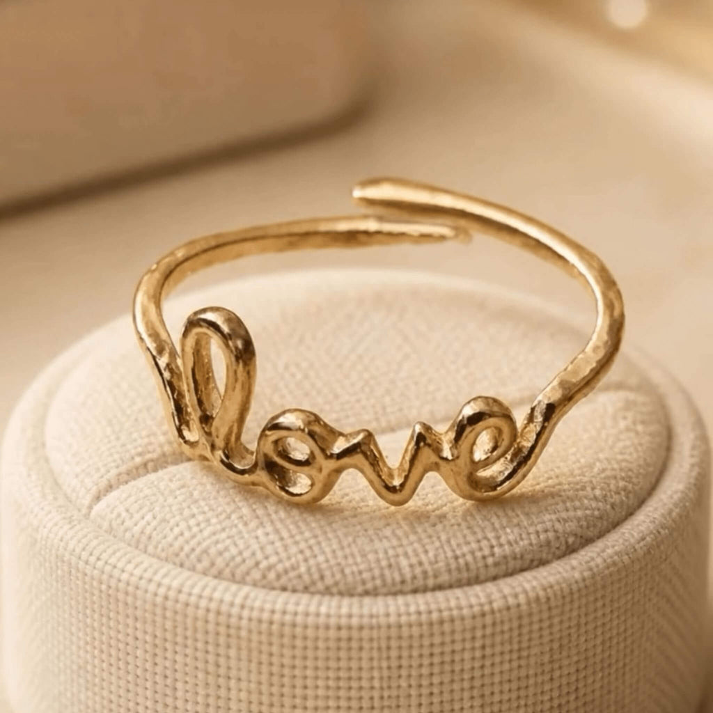 Bague Love dorée inspirée par l’amour selon Colossiens 3:14 mis en scène