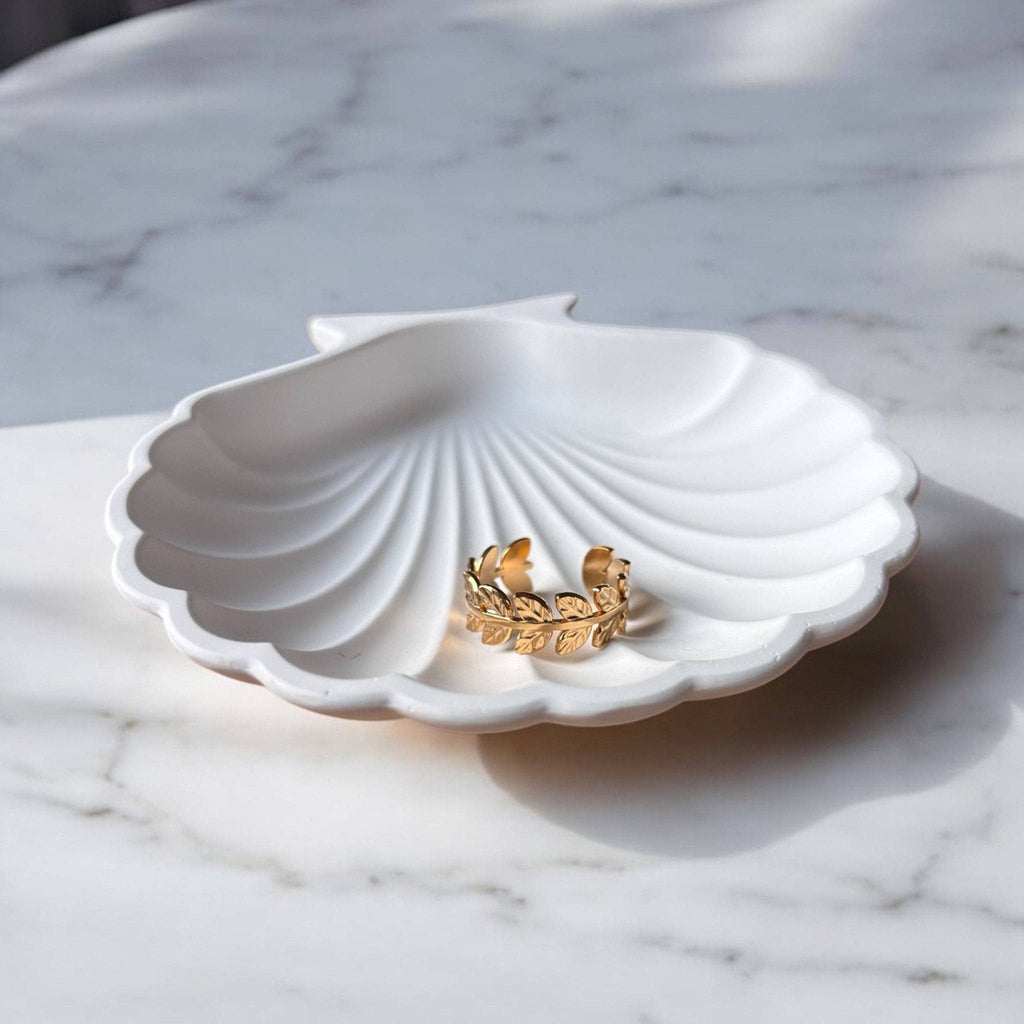 Bague Rameaux dorée en acier inoxydable plaqué or dans coquillage blanc décoratif