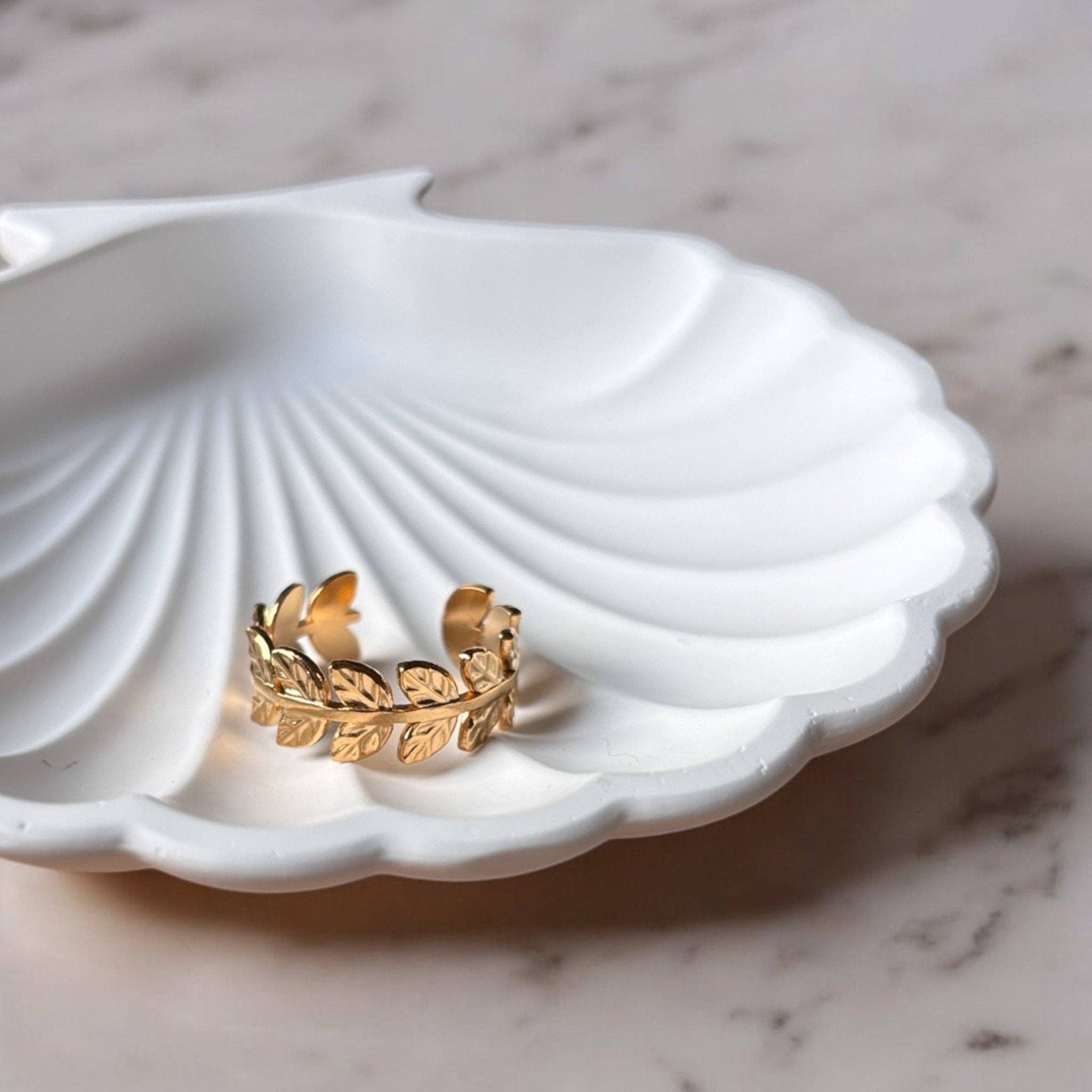 Bague Rameaux dorée en acier inoxydable plaqué or sur coupelle blanche – Bijoux Croix