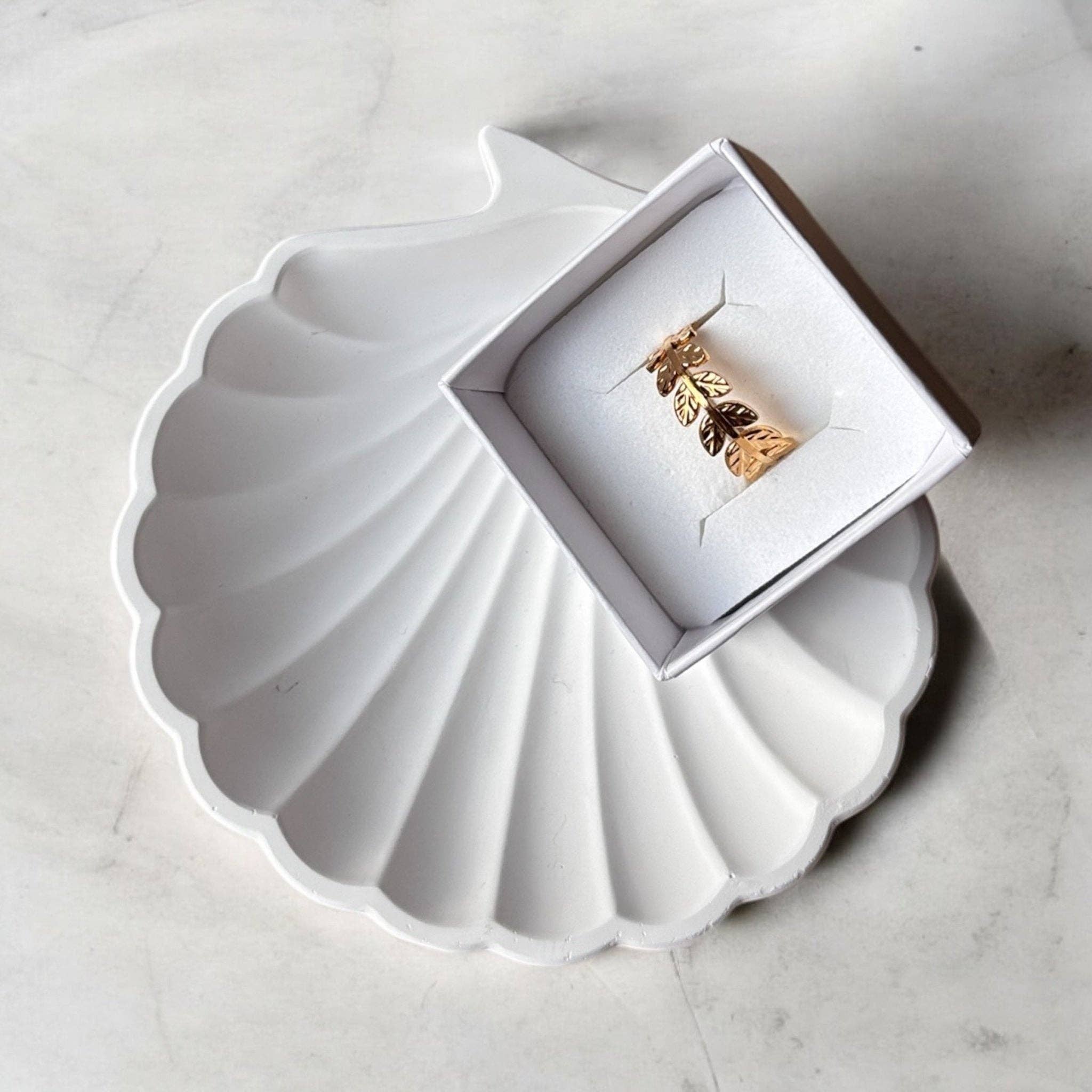 Bague Rameaux dorée en acier plaqué or présentée dans boîte cadeau blanche – Bijoux Croix