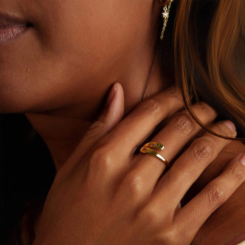 Détails et finitions de la Bague Faith en rhodium