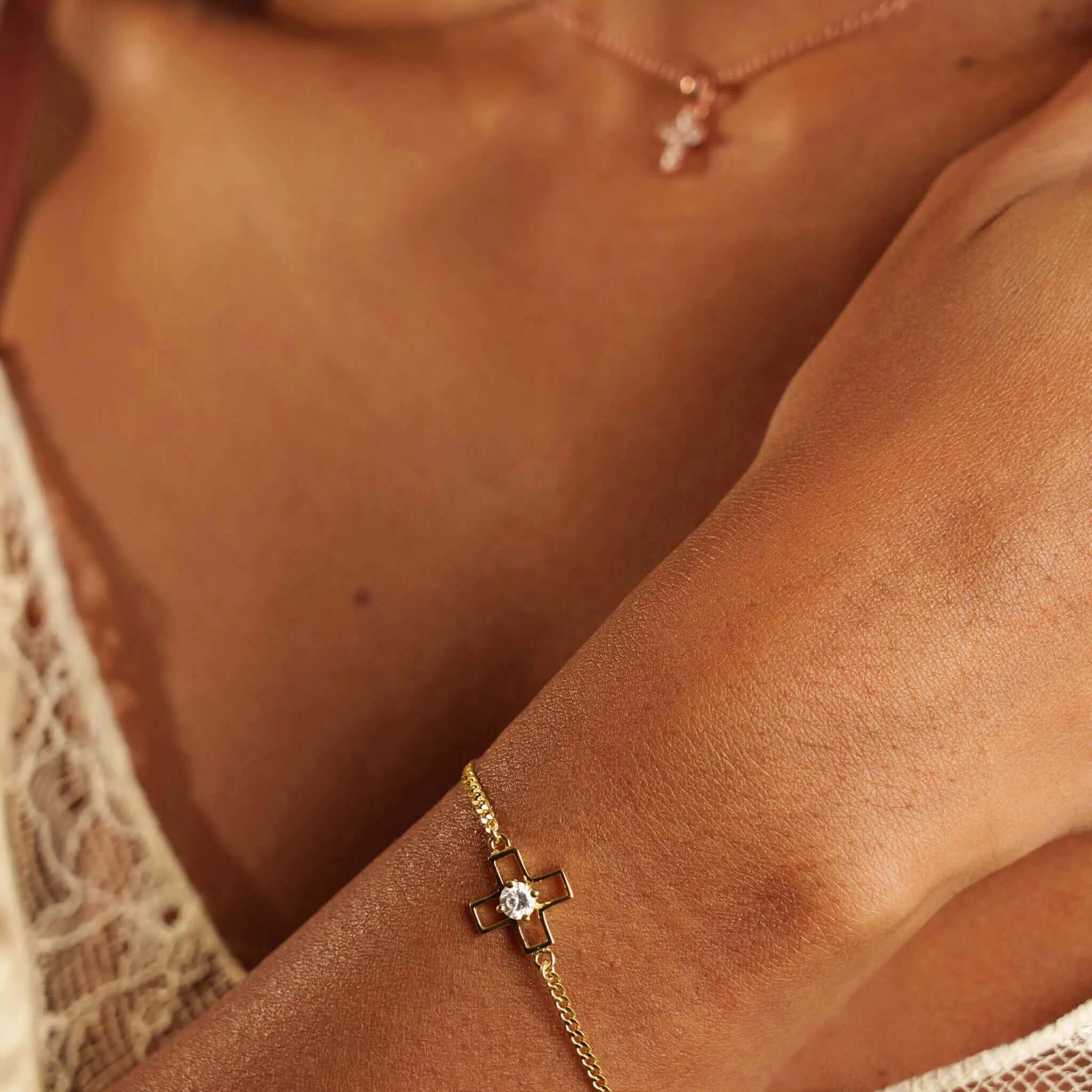 Bracelet Seth en Argent Plaqué Or 24 carats porté mannequin