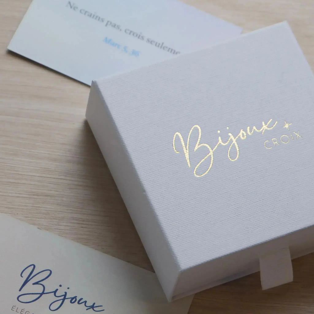 Boîte à bijoux pour collier croix brillant, écrin élégant pour offrir un bijou