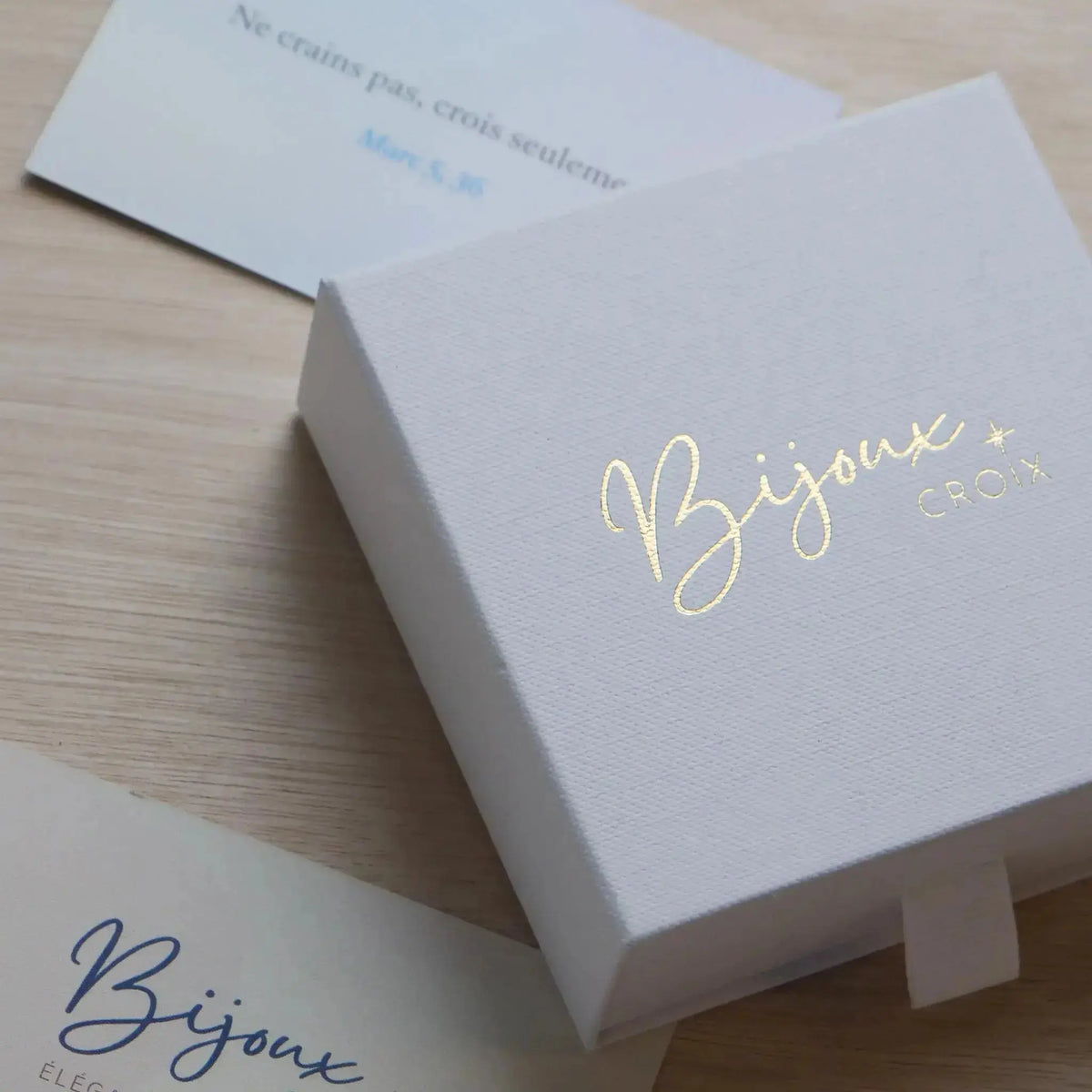 Boîte à bijoux pour collier croix brillant, écrin élégant pour offrir un bijou