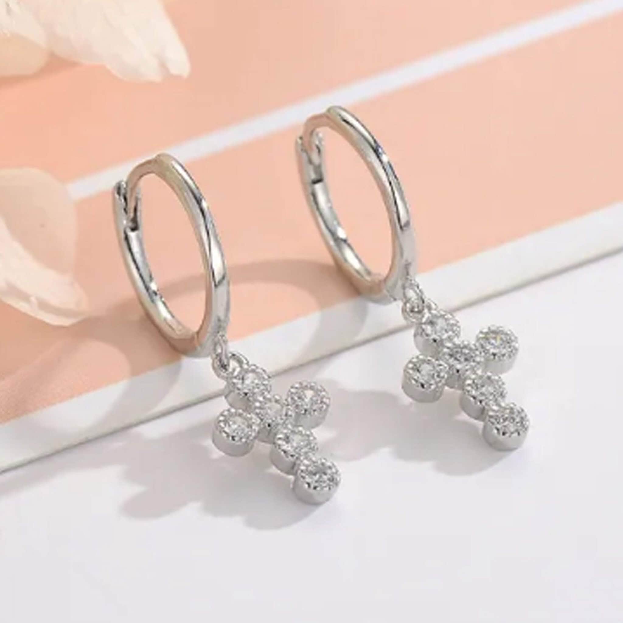 Boucles d'Oreilles Créoles Sarah Argent 925 et Zircon - Bijoux Croix