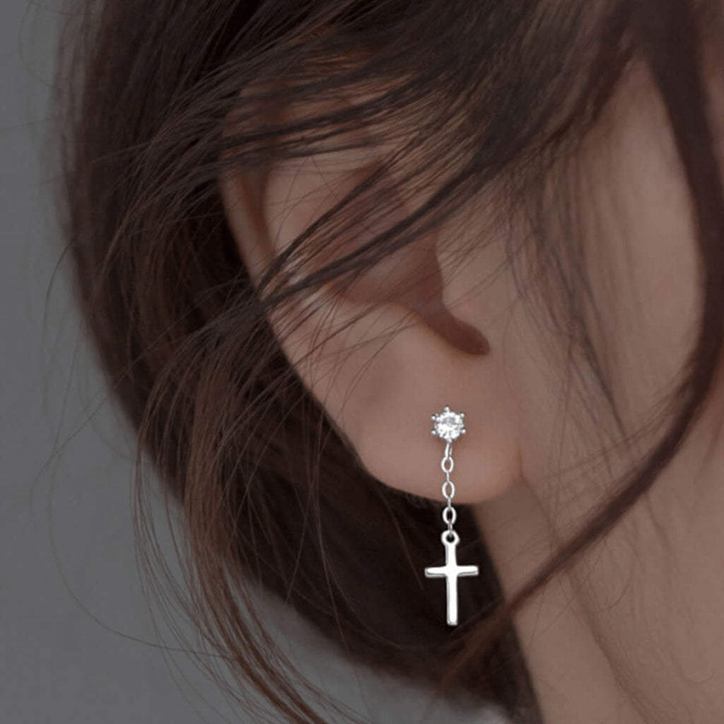 Boucles d'oreilles Croix Judith couleur Argent portées par mannequin