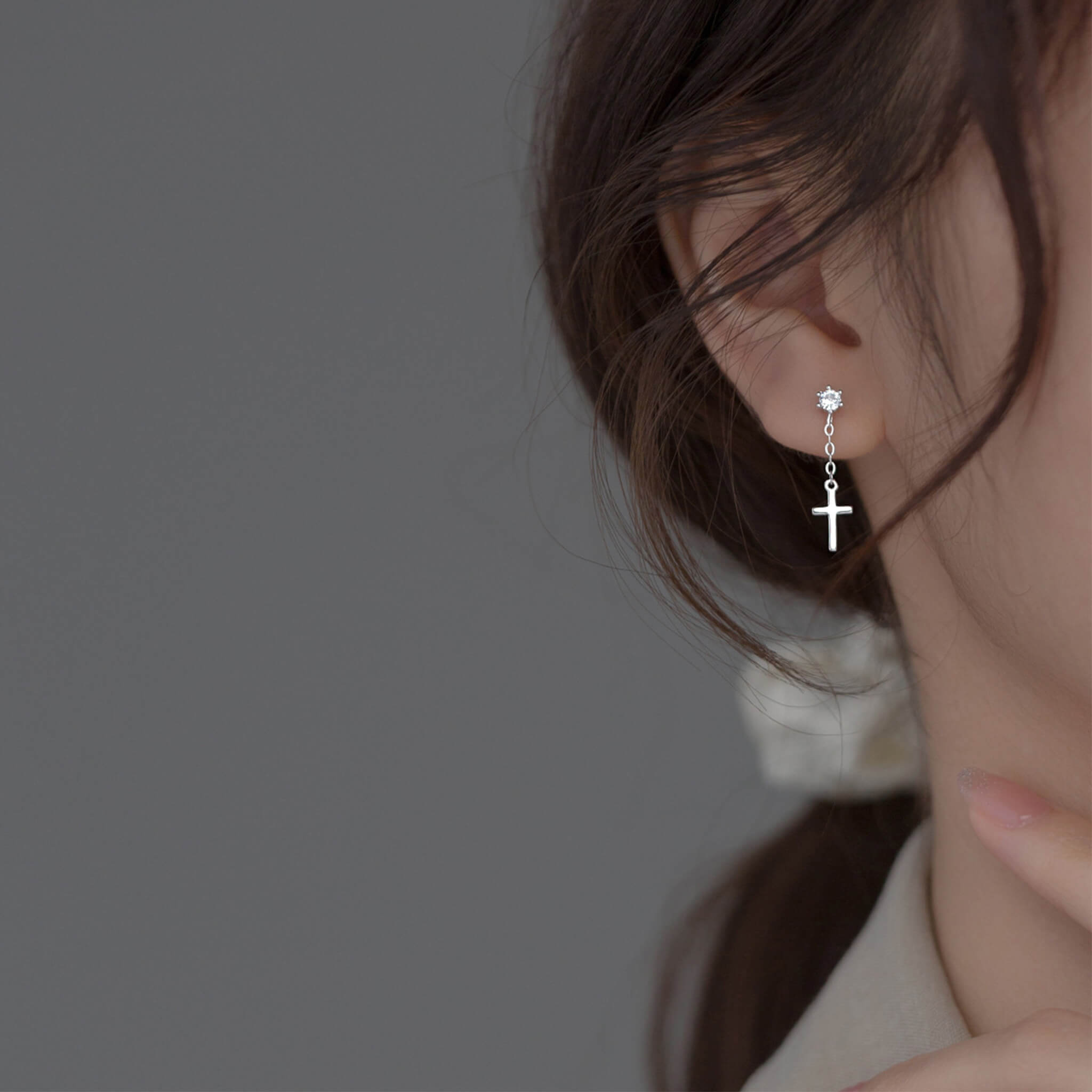 Boucles d'oreilles Croix Judith - Argent  portées par mannequin