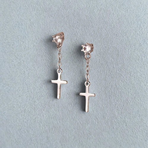 Détails et finitions du bijou : Boucles d'oreilles Croix Judith - Argent Plaqué Rhodium en plaque rhodium et  rhodium