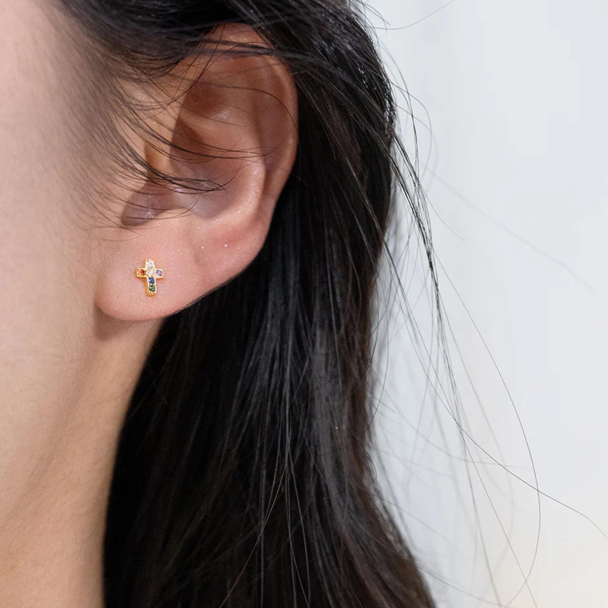 Boucles d’oreilles Eden portées sur femme- Bijoux Croix