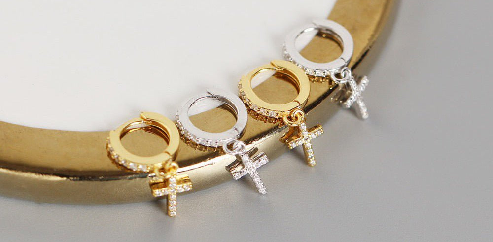 Boucles d’oreilles Croix Noa mises en scèhe