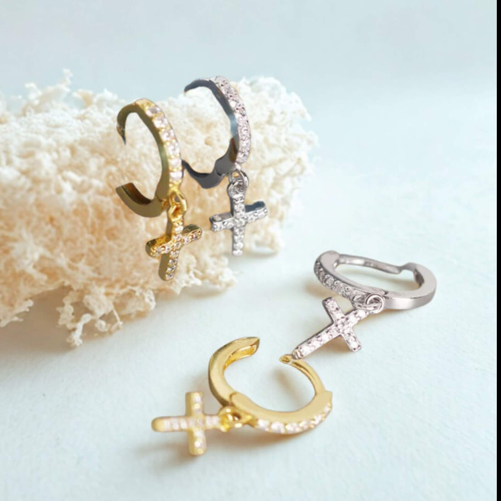 Boucles d’oreilles Croix Noa en finition argent et or