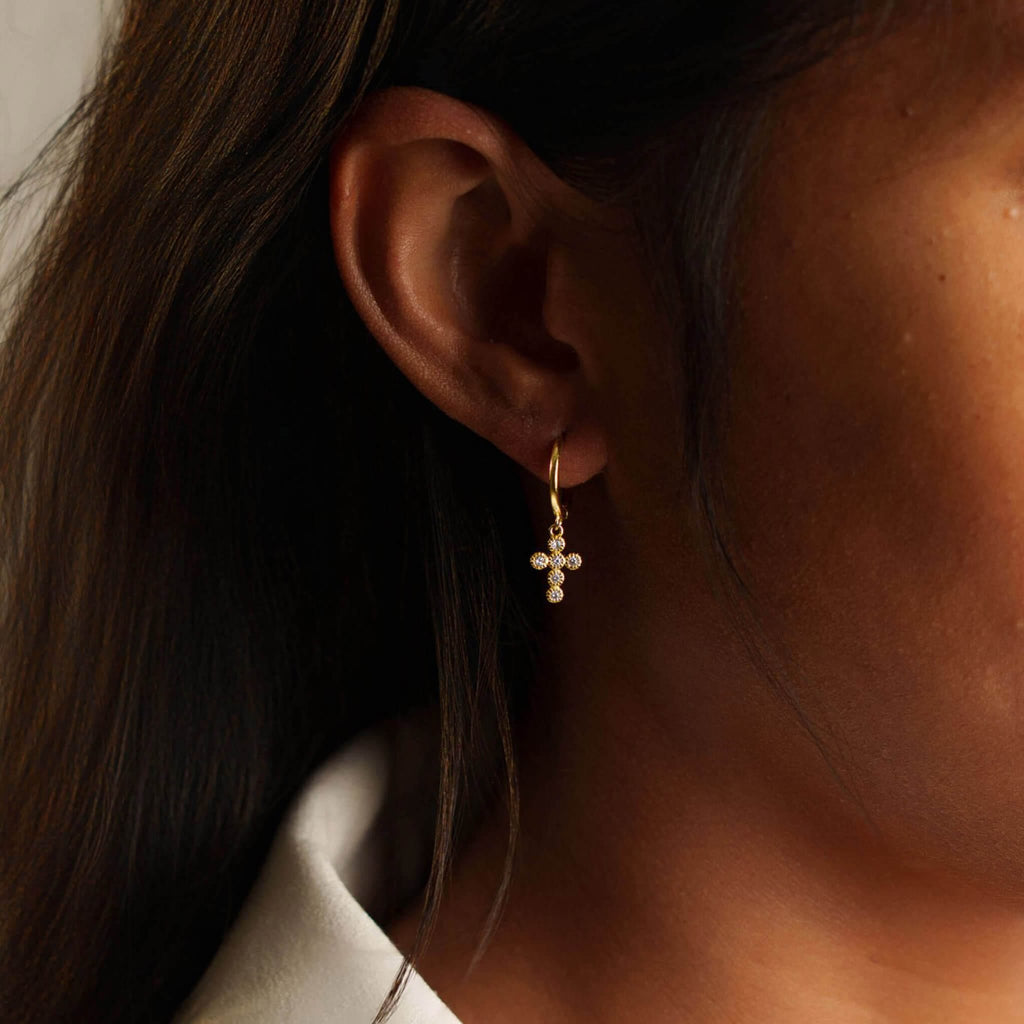 Boucles d’oreilles créoles croix dorées Sarah en argent 925 et zircon 