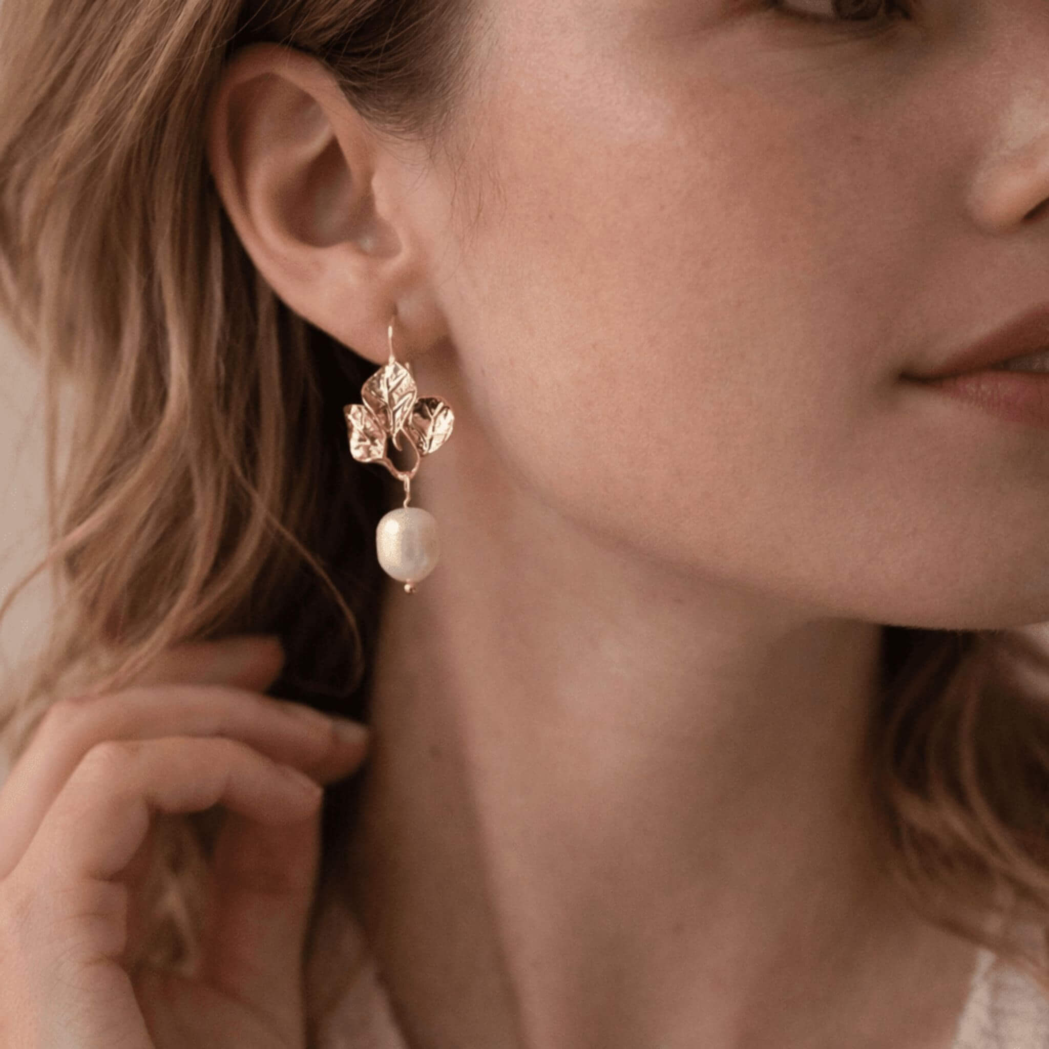 Boucles d’oreilles dorées Oliviera portées avec élégance