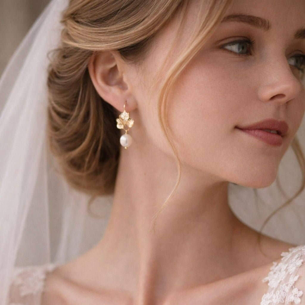 Boucles d’oreilles Oliviera portées avec une tenue de mariage