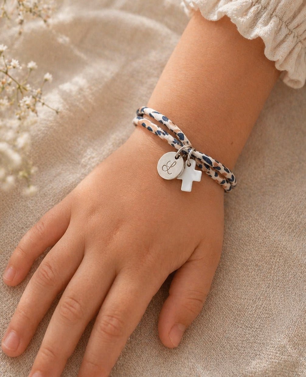 Bracelet avec médaille à graver et croix en nacre - Bijoux Croix