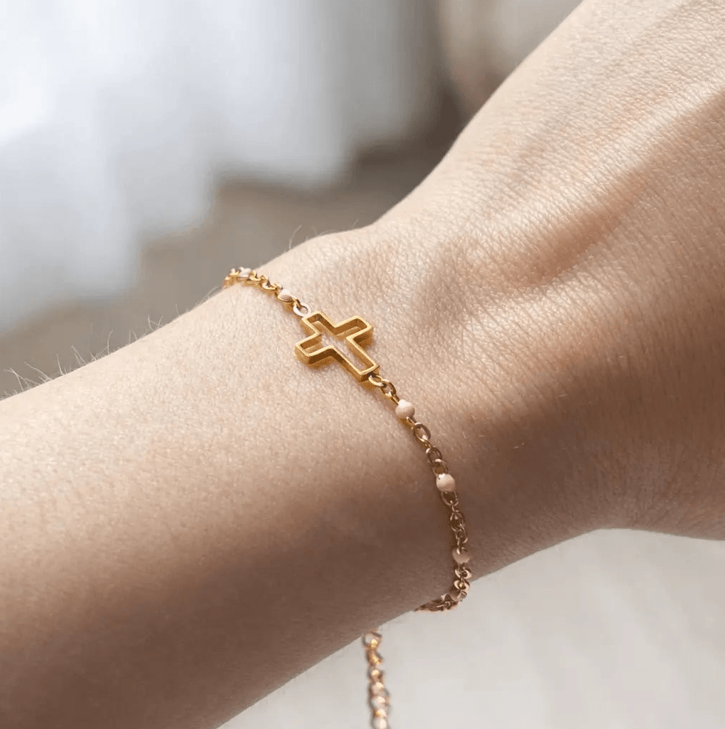 Bracelet Chemin de Foi avec petite croix dorée minimaliste sur poignet